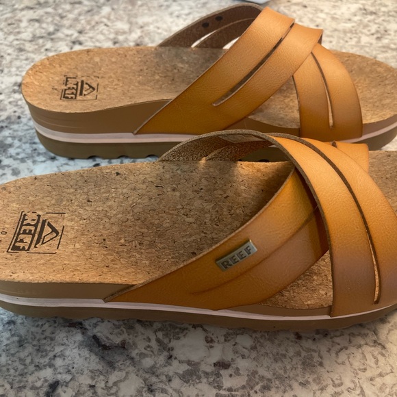 Reef Women's Brown Cross-Strap Sandals - Picture 2 of 7